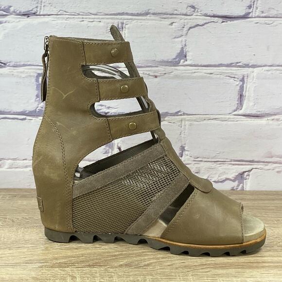 Sorel Brown and Tan Sandals with Gladiator-Inspired Design - Picture 4 of 9